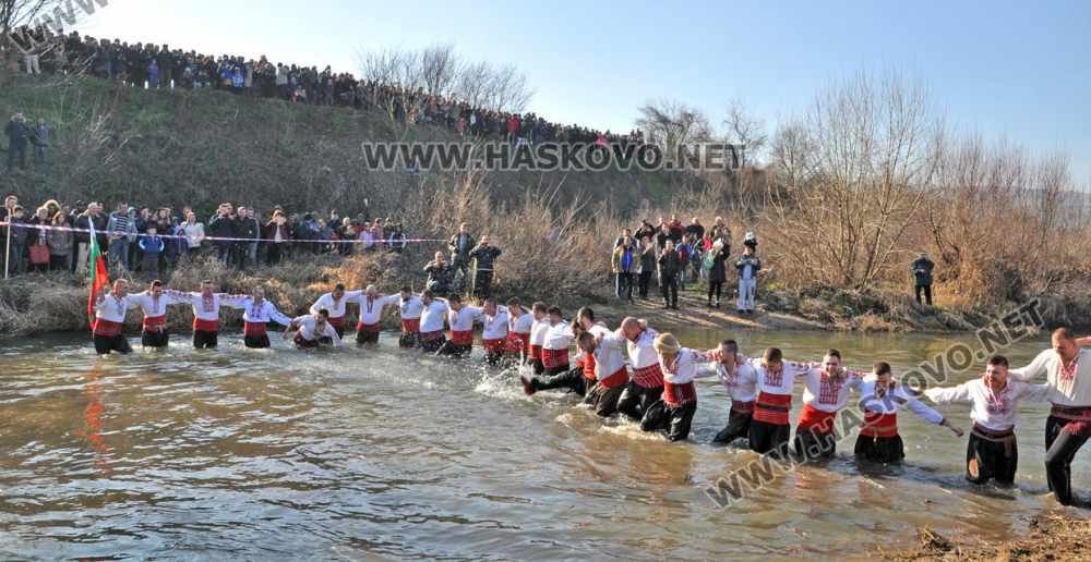 Второкласник извади кръста от ледените води на река Харманлийска (СНИМКИ)