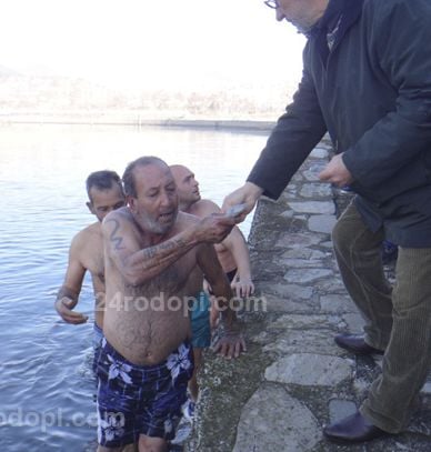 Почерпен смелчага се полакоми за 40 лв, скочи в ледените води на Арда и без малко да стане най-лошото (СНИМКИ)