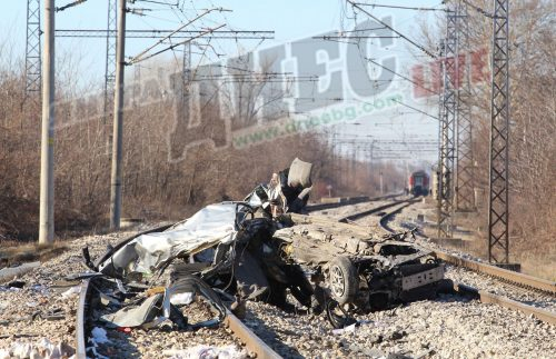 Страховити СНИМКИ показват какво остана от колата, пометена на жп прелез в Лесичери