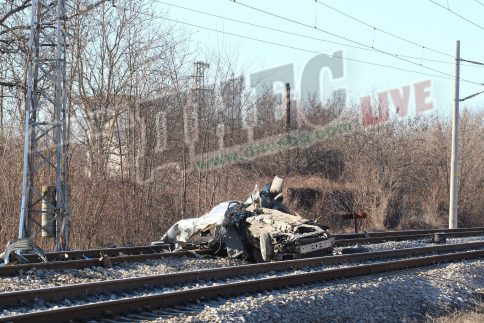 Страховити СНИМКИ показват какво остана от колата, пометена на жп прелез в Лесичери