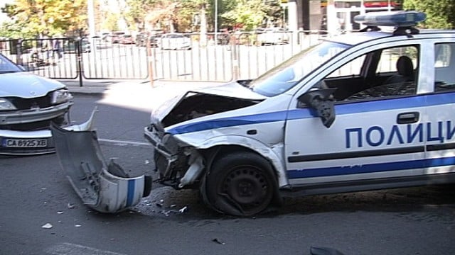 Сигнал до БЛИЦ: Жена шофьор и патрулка се нацепиха в София