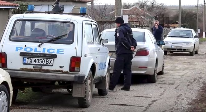 Полицаи претарашиха къщите в родното село на касапина Росен, ето какво откриха в една от тях (ВИДЕО)