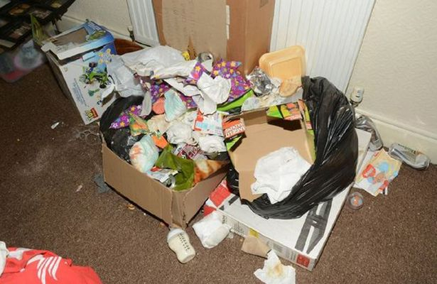 Полиция влезе в дом в Ливърпул и не можа да повярва на очите си! В каква гнус живее семейство с 5 деца (СНИМКИ)