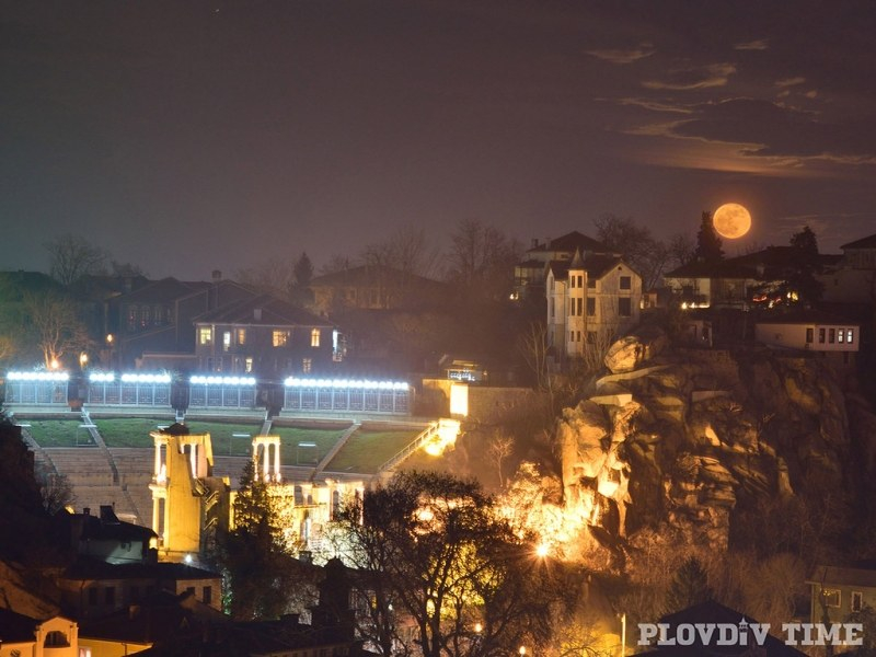 Супер Луна над Античния театър в Пловдив спира дъха (СНИМКИ)