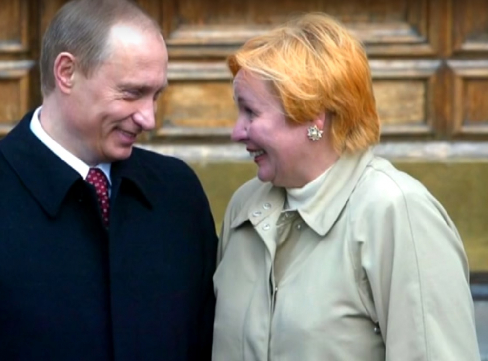 Людмила, бившата на Путин, става днес на 60 години, живее с 22 години по-млад (ВИДЕО)