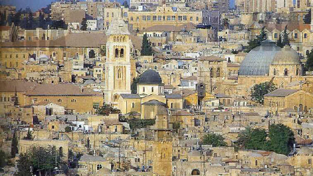 Палестински християни нападнаха колата на гръцкия патриарх на Ерусалим, за да протестират срещу продажба на земя на евреи
