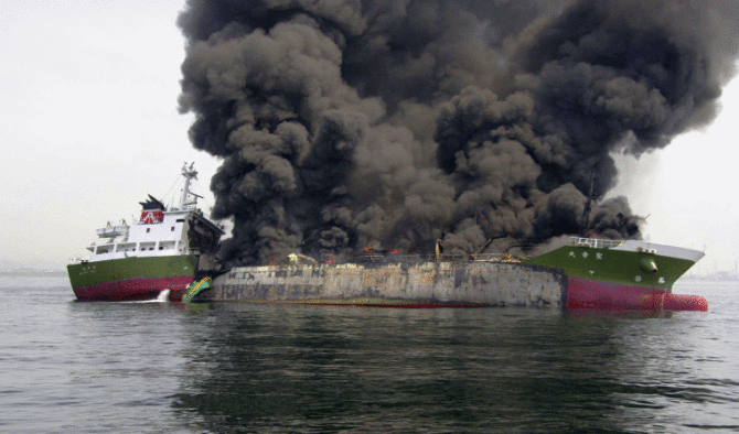 Жесток инцидент край бреговете на Китай, сблъскаха се кораб и петролен танкер