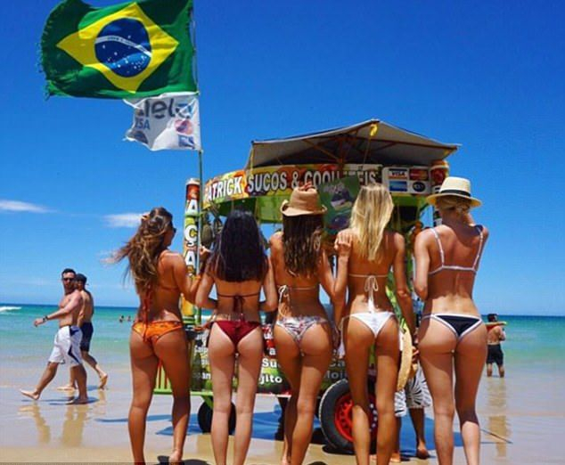 Сексапилната моделка Алесандра Амброзио показа горещо тяло по плажовете на Бразилия (СНИМКИ)
