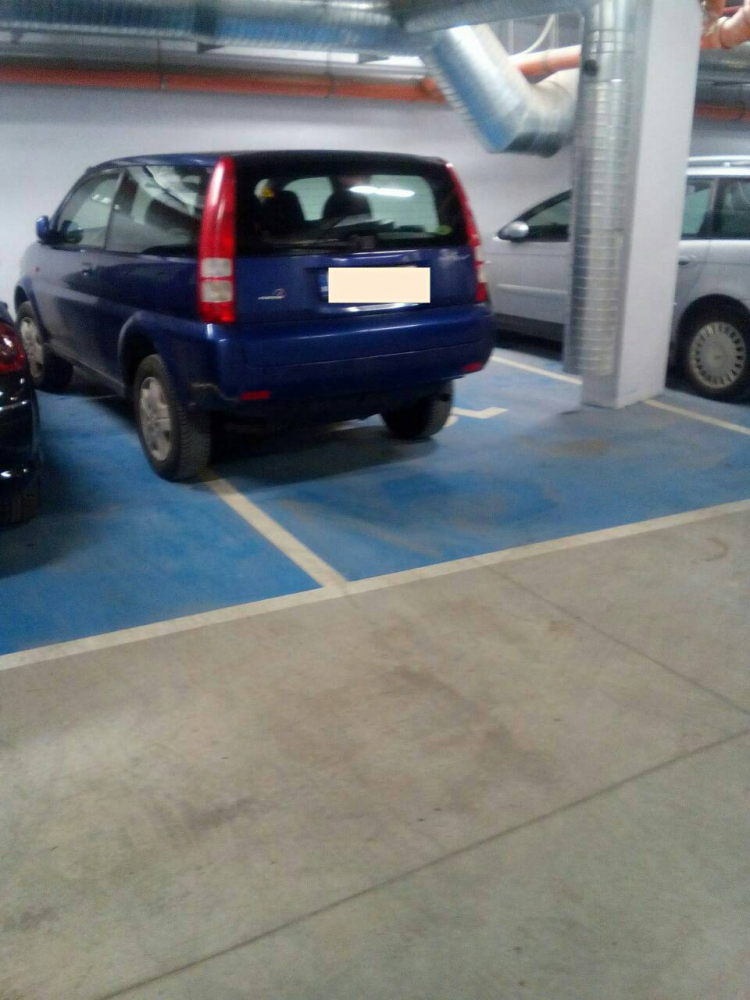 Срам и позор! “Моралният” съдия Методи Лалов паркирал на инвалидно място в паркинга на СРС (СНИМКА)