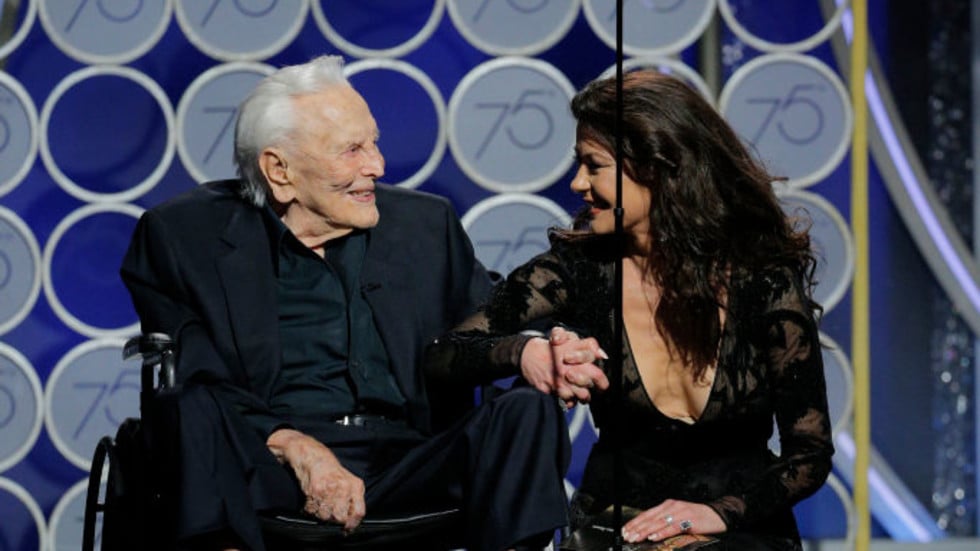 Холивуд замлъкна пред 101-годишния Кърк Дъглас (ВИДЕО/СНИМКИ)