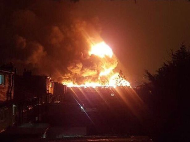Голям пожар пламна във фабрика в Лондон (СНИМКИ/ВИДЕО)  
