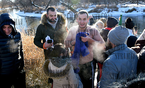 Гурбетчии пресъздадоха уникалния Богоявленски ритуал в Чикаго (СНИМКИ)