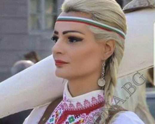 Красива митничарка предизвика фурор на кукерския фестивал в Благоевград (СНИМКИ)