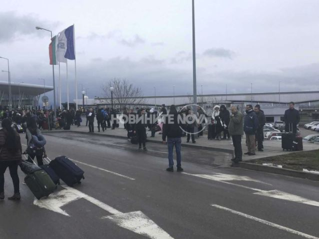 Гранични полицаи с кучета отцепиха летище София, евакуирани са и двата терминала (СНИМКИ)