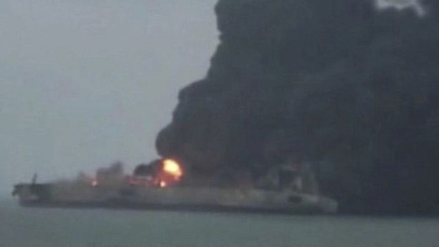 Взрив избухна на петролен танкер в Китай (ВИДЕО)