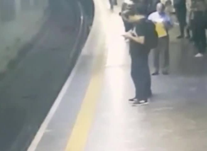 Вижте ужасяващия момент, в който мъж бута пътничка под влак на метрото и след това.... (ВИДЕО)
