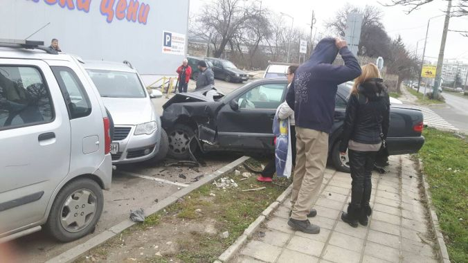 Първо в БЛИЦ: Тежка тройна катастрофа във Варна! (СНИМКИ)