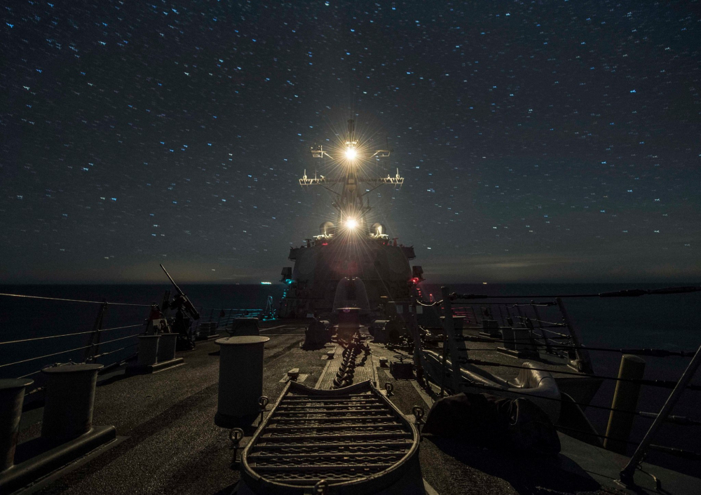 Пентагонът показа какви ги върши разрушителят Carney в Черно море със зрелищни СНИМКИ