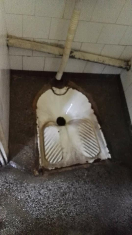 Пълен потрес от тоалетните на автогарата в Банско (СНИМКИ)