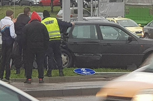 Таксиджия герой извадил шофьора от размазания Фолксваген, помагал до идването на линейката