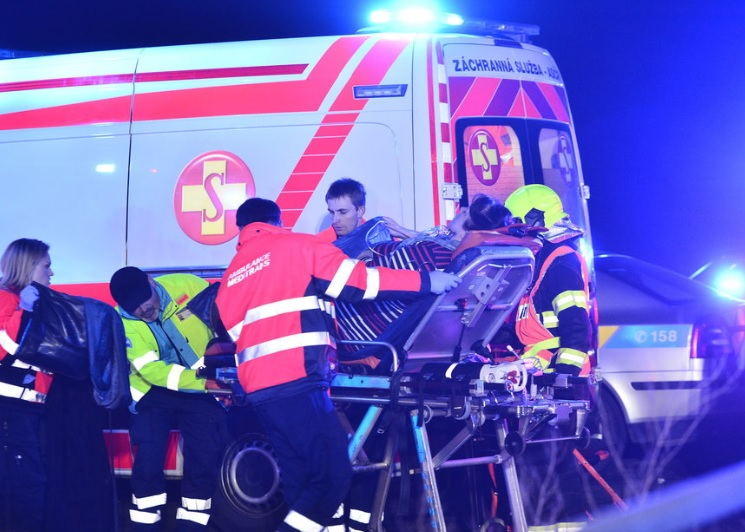 Зверска катастрофа в Прага, автобус от градския транспорт се вряза в дърво, има загинали и много ранени! (СНИМКИ 18+)