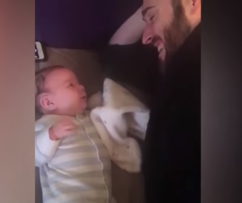 Феномен! 3-месечно бебе проговори на баща си (ВИДЕО)