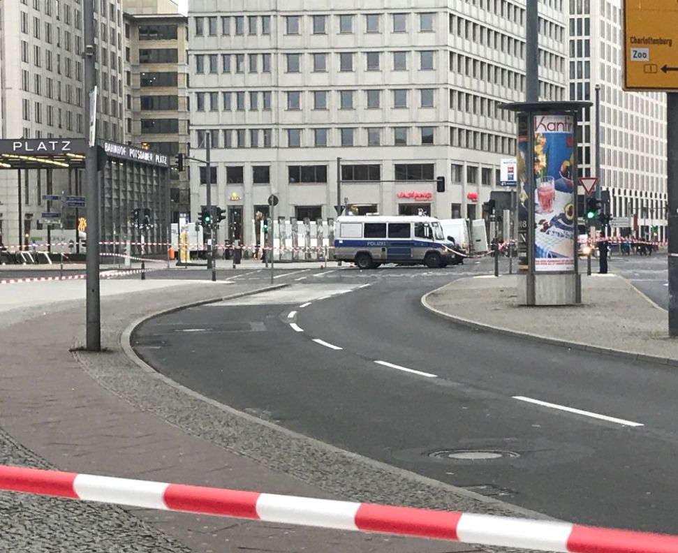 Подозрително куфарче вдигна на крак берлинската полиция (СНИМКИ/ВИДЕО)