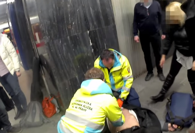 Ужасяващо ВИДЕО 18+! Мъж колабира в метрото, след като му спря сърцето, остават му секунди до смъртта