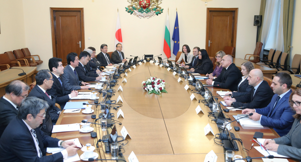 Борисов посрещна японския си колега в Министерски съвет (СНИМКИ)
