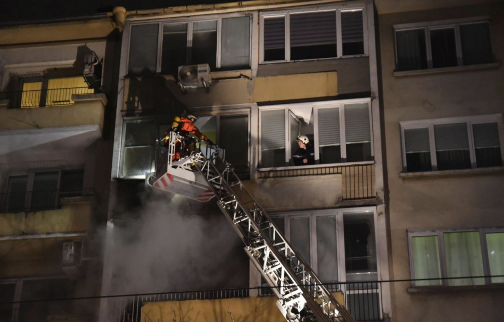 Първи СНИМКИ от драматичната спасителна акция след огнения ад в центъра на София, има пострадали!