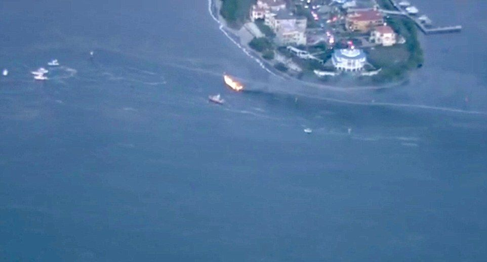 От последните минути: Кораб-казино изгоря като факла във Флорида (СНИМКИ/ВИДЕО)