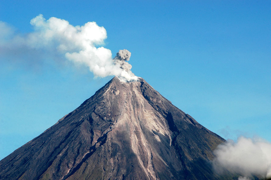 Хиляди са евакуирани заради опасност от изригване на вулкан