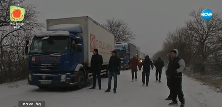 Репортер на Нова закъса яко! СНИМКИ показаха какъв ужас преживя заедно със стотици хора (ВИДЕО)