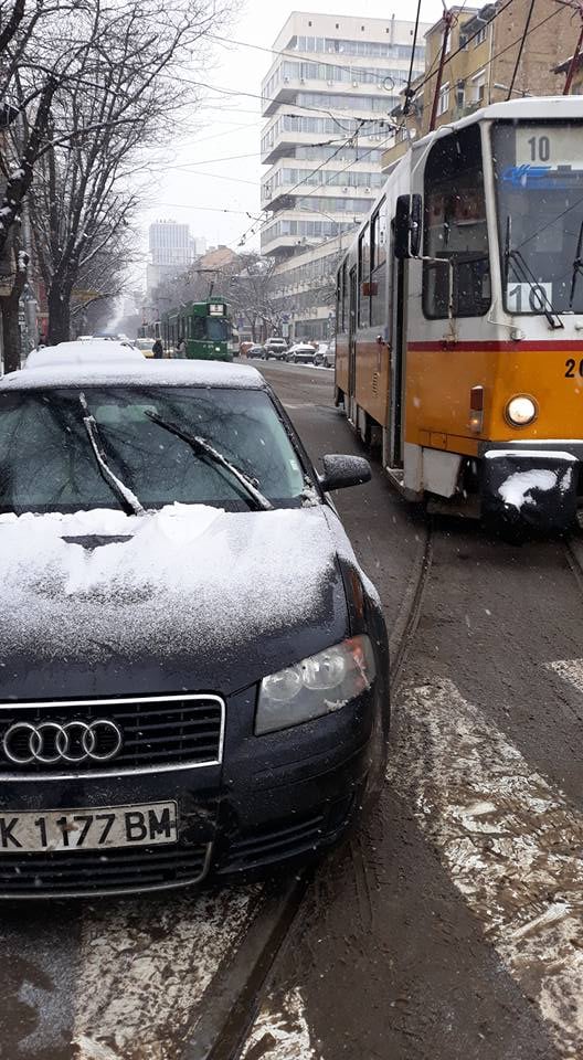 Само в БЛИЦ! Перничанин с тузарско "Ауди" направи голяма простотия в центъра на София