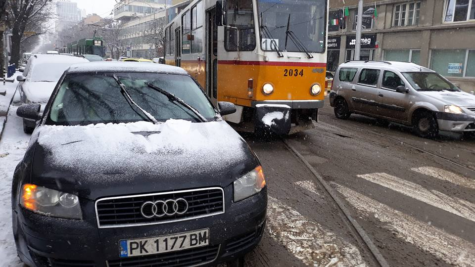 Само в БЛИЦ! Перничанин с тузарско "Ауди" направи голяма простотия в центъра на София