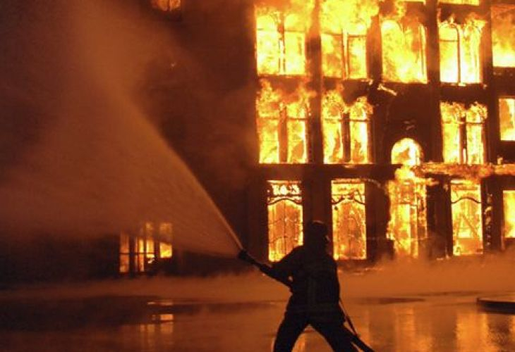 Нов огнен ад в Русия: Пламна склад със сяра