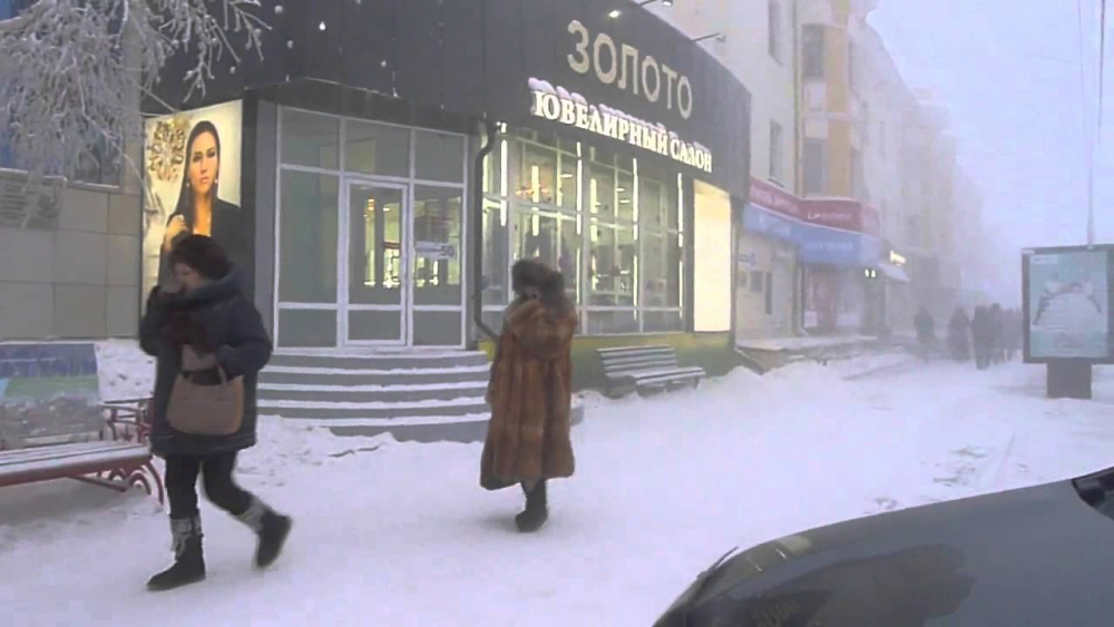 В Якутия е страшно! Студове от по минус 65 градуса по Целзий, но някои се къпят по бански в река (ВИДЕО)