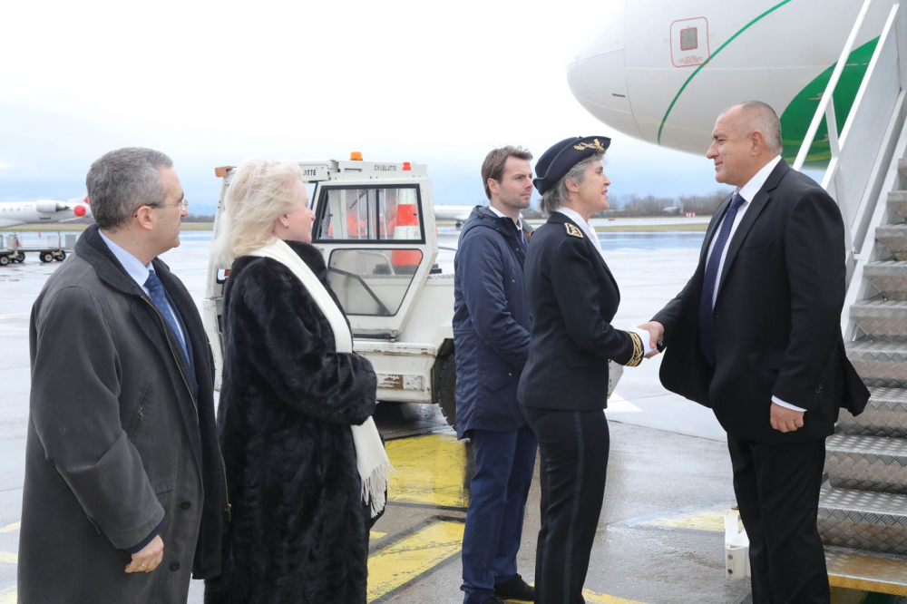 Засукана мадама с барета посрещна Борисов на летището в Страсбург (СНИМКИ)