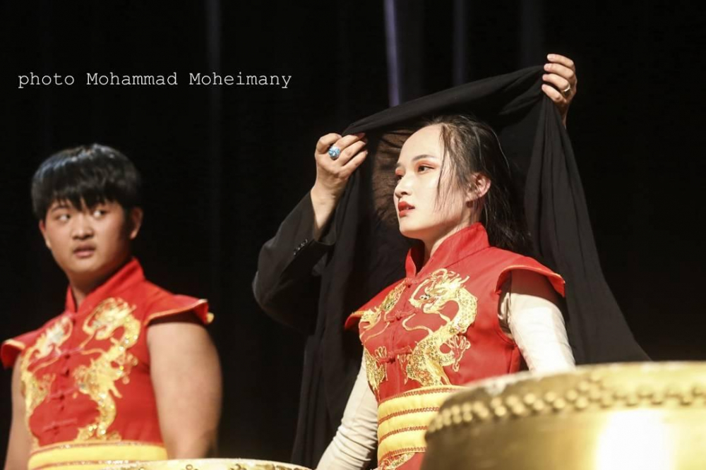 Скандал в Иран! Надянаха хиджаб на музикантка от Китай на концерт, но забрадката падна и... (СНИМКИ)