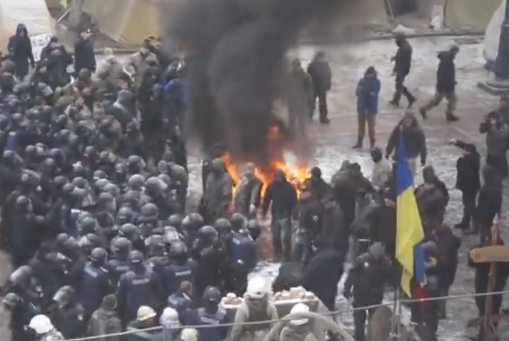 В Киев е страшно – леят се кръв и тупаници на поразия (ВИДЕО)