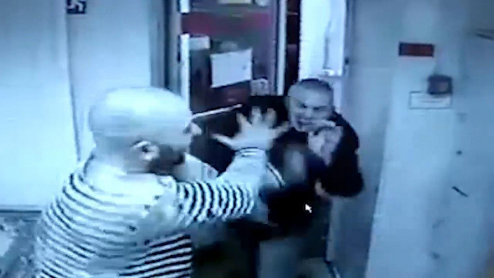 Двама мъже си спретнаха много як бой в магазин, единият от тях извади и нож (ВИДЕО 18+)