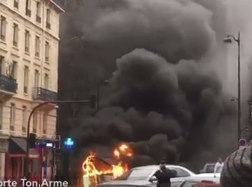 Огнен ад в Париж: Вижте какво остана от този автобус (ВИДЕО)