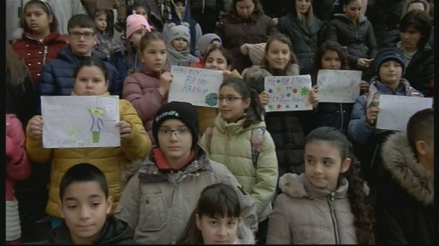 Ученици, учители и родители на протест в Сливен заради закриване или сливане на училище