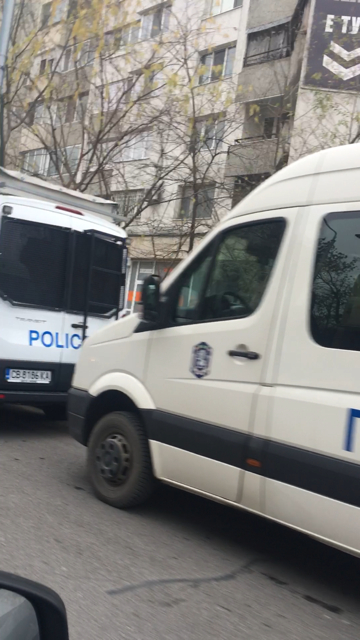 Полицейски бусове блокираха улица в Пловдив (ВИДЕО)