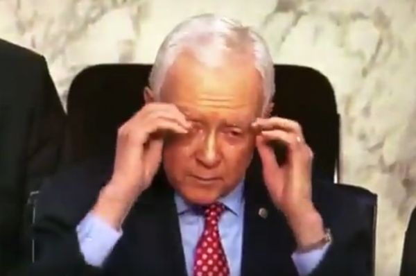Американски сенатор си свали невидимите очила след реч и стана хит в мрежата (ВИДЕО)