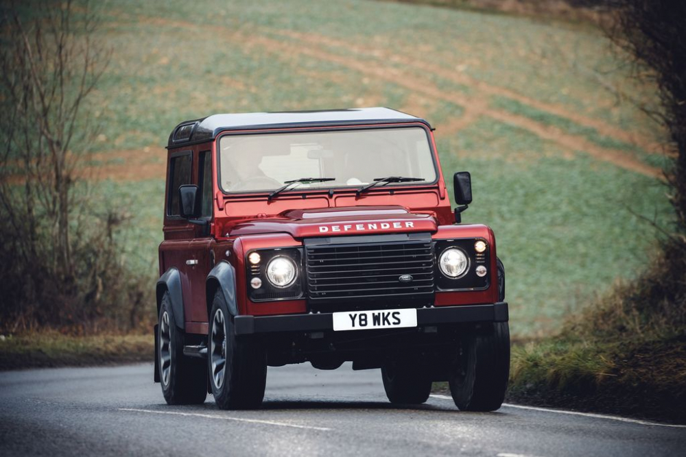 Defender продължава напред: Land Rover лансира модел V8, за да отбележи своята 70-a годишнина