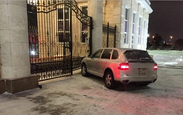 Пиян полицай яхна джип "Порше" и се заби в резиденцията на президента Нурсултан Назарбаев (СНИМКИ)