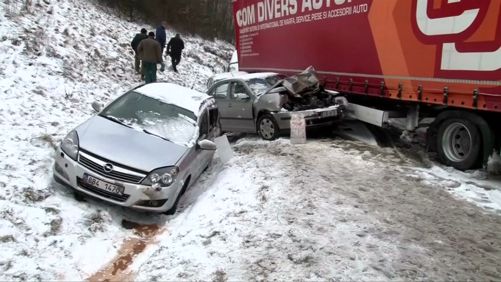 Снежни бури сковаха Чехия! Десетки катастрофи на пътя, цари пълен хаос (ВИДЕО)