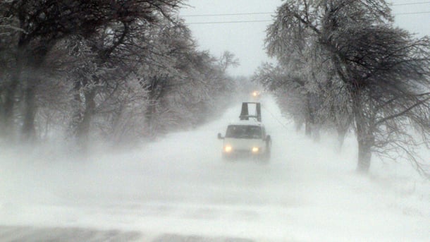 Движението през Троянски проход в ограничено заради снегонавявания