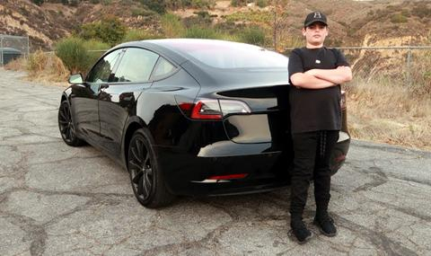 В САЩ е така! 14-годишно пишлеме си купи чисто нова Tesla Model 3 (ВИДЕО)